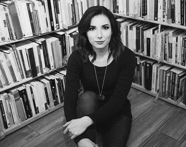 Entrevista a Valerie Hernández, autora de «Frente al escenario»